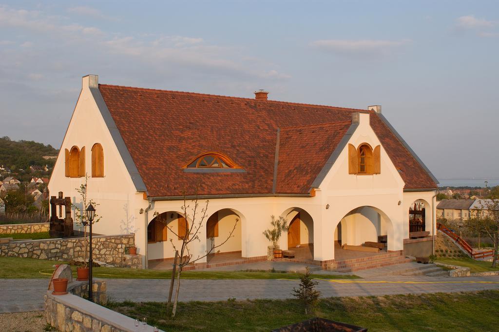 Figula Vendeghaz Hotel Balatonfured Exterior photo