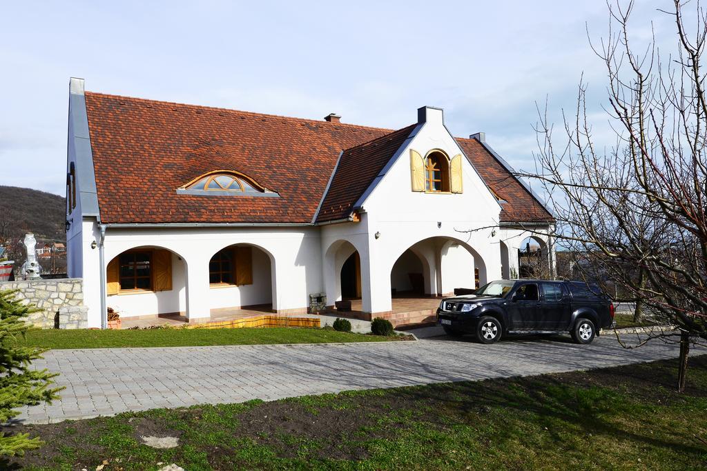 Figula Vendeghaz Hotel Balatonfured Exterior photo